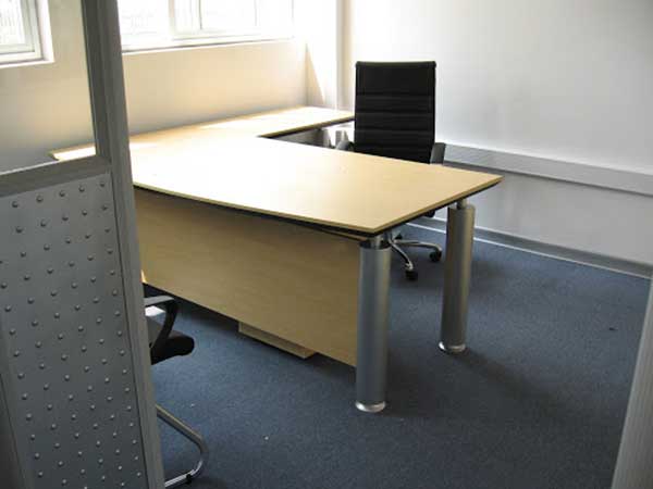 西南駕駛培訓中心定做20張可調節(jié)辦公桌